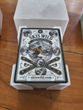 Skis Wild deck in its alpine white card holder